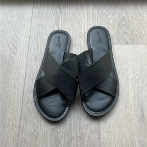 Black Universal Threads sandal slip on flip flops
